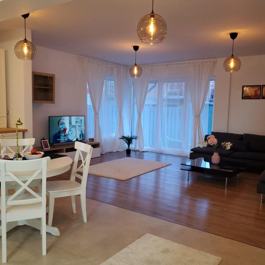 Galaxy Residence Villa 奥托佩尼 外观 照片